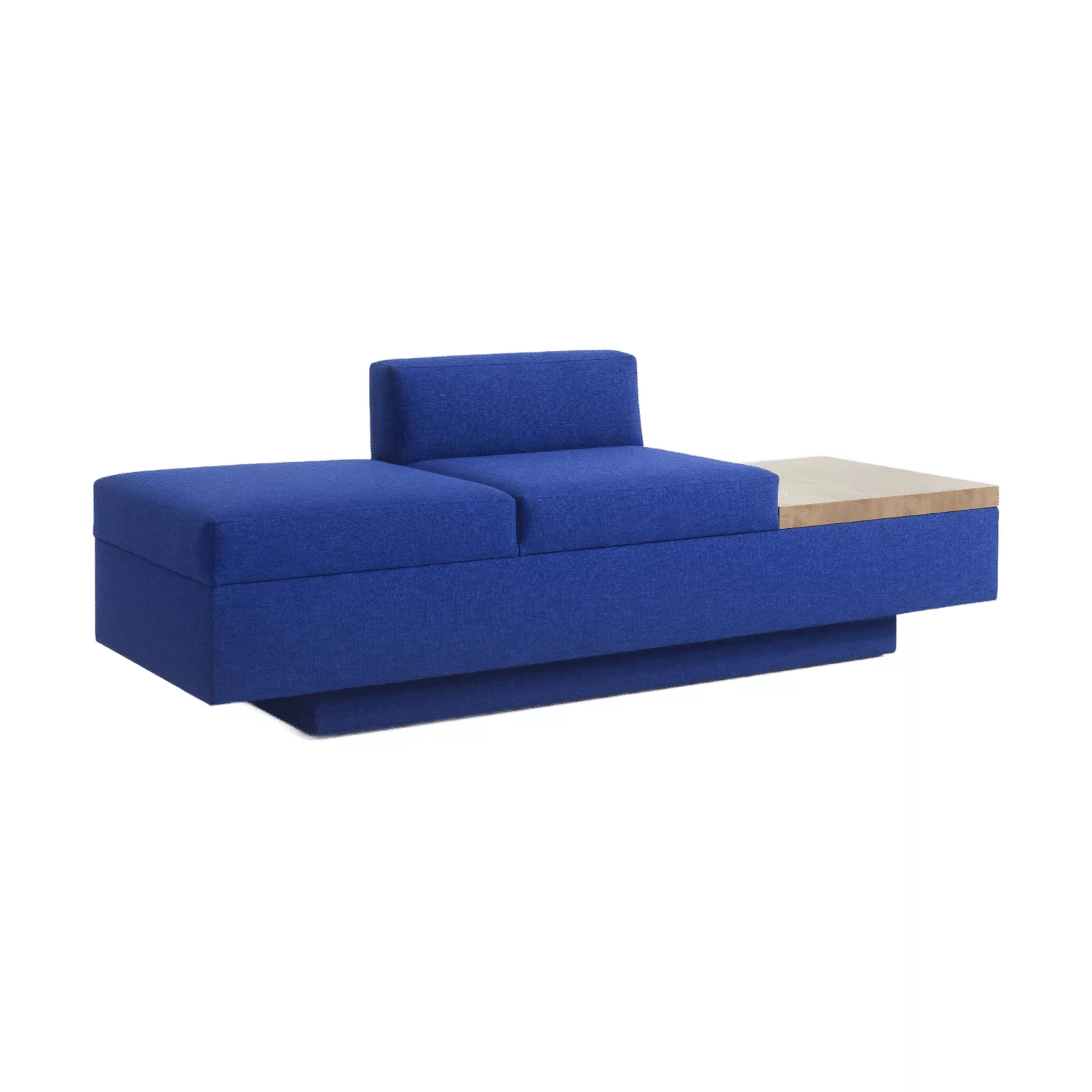 Blauwe 2 zits bank met een tafelblad als onderdeel van het meubel.