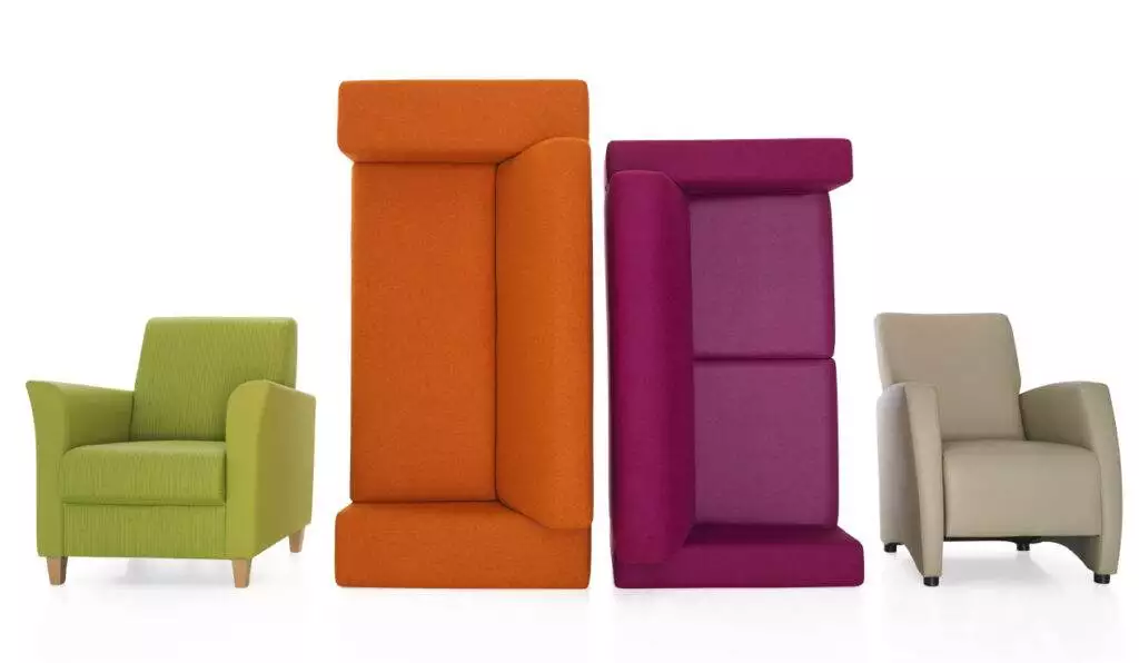 Verzameling van vier kleurrijke meubels op een speelse manier gerangschikt.