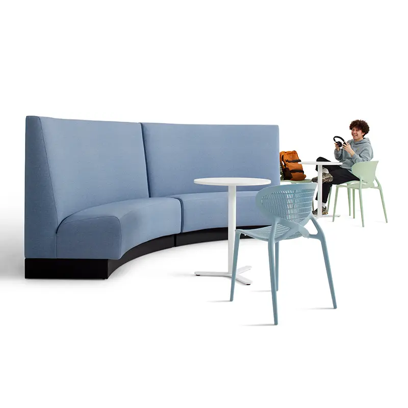 productafbeelding van DAVANT Curved Treinbank. naast de bank zit een jongen relaxed op een stoel