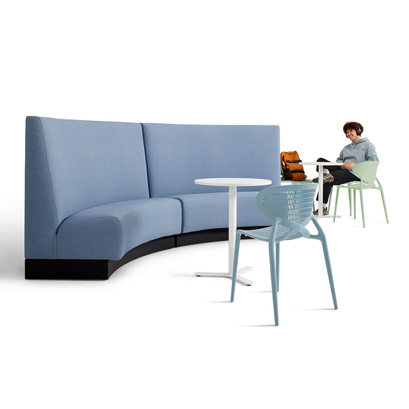 productafbeelding van DAVANT Curved Treinbank. naast de bank zit een jongen relaxed op een stoel