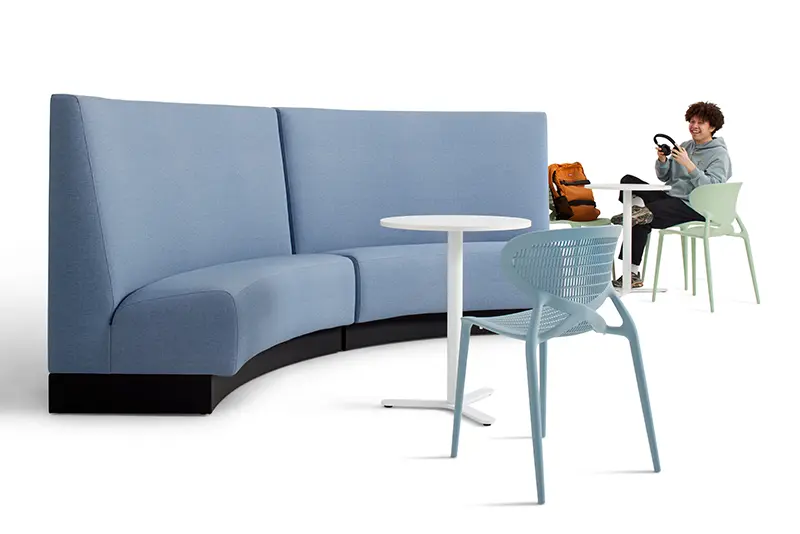 productafbeelding van DAVANT Curved Treinbank. naast de bank zit een jongen relaxed op een stoel