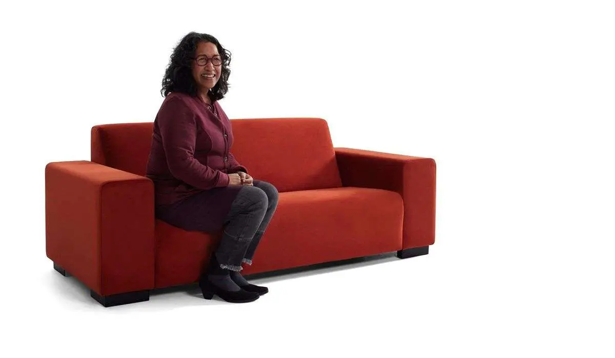 davant oranje loungebank velvet met lachende Martha op de bank zittend