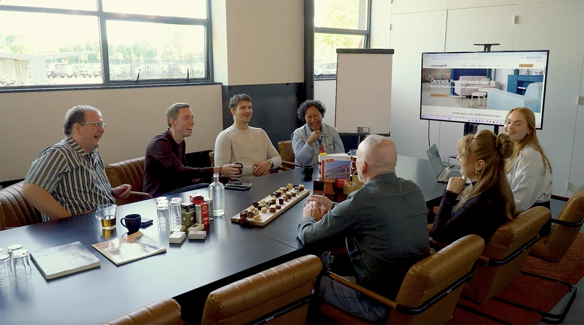 Klanten en teamleden van Davant tijdens een gezellige jubileumbijeenkomst in de showroom.