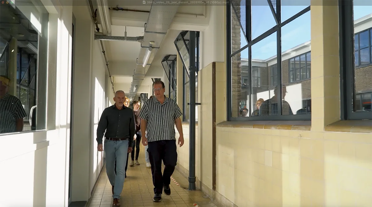 Rondleiding van klanten door de gangen van De Gruyterfabriek in Den Bosch.