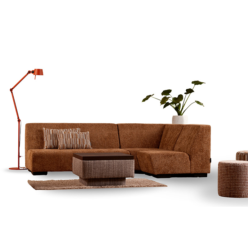 Bank Cosy Lounge van Davant in warme bruine stof, met lage rechte rugleuning en hoekopstelling, gefotografeerd vrijstaand op witte achtergrond met bijpassende salontafel en accessoires.