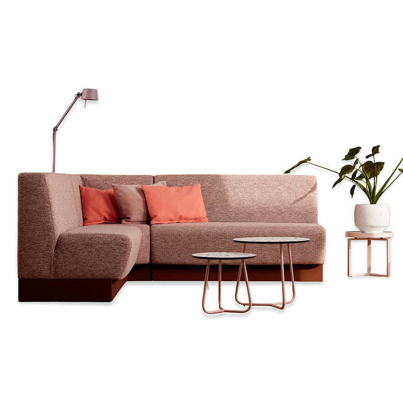 Bank Cosy Sofa van Davant in compacte hoekopstelling en strakke lijnen, gefotografeerd vrijstaand op witte achtergrond met bijpassende salontafels en accessoires.