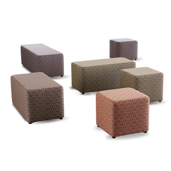 Vinnie hockers van Davant in verschillende kleuren en formaten, met strakke rechthoekige en vierkante vormen, gefotografeerd vrijstaand op witte achtergrond.